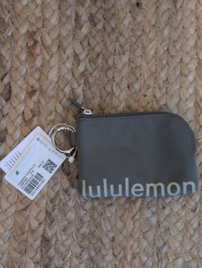 lululemon athletica gray clippable card pouch with silver keyring